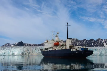 Fotobehang Expedition vessel in Arctic sea © Alexey Seafarer