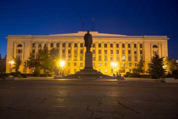 Obraz premium Penza, Russia - August 08, 2016: Lenin Square, Penza downtown. Night cityscape. The building of the Government of Penza region and Lenin monument
