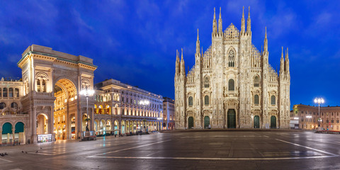 Fototapeta premium Panorama Piazza del Duomo, Plac Katedralny, Katedra Mediolańska lub Katedra Mediolańska i Galleria Vittorio Emanuele II, w godzinach porannych, Mediolan, Lombardia, Włochy