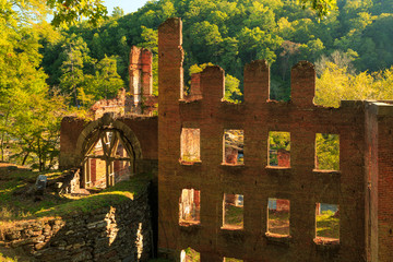 De resterende ruïnes van een oude molen buiten Atlanta, Georgia