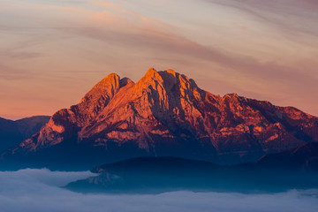 Fototapety  Symboliczna góra Pedraforca z pierwszymi światłami o świcie