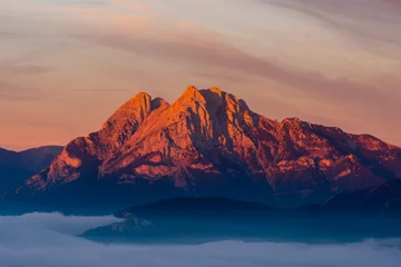 Poster Symbolische berg van Pedraforca met de eerste lichten bij zonsopgang © xmanrique