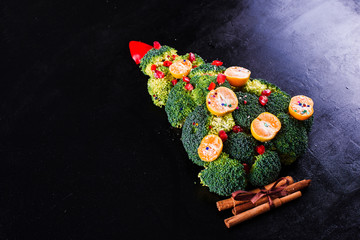 Obraz na płótnie Canvas Christmas tree made of vegetables
