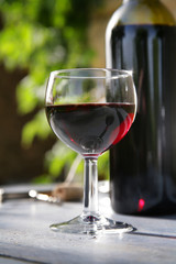 Rotweinglas und Flasche