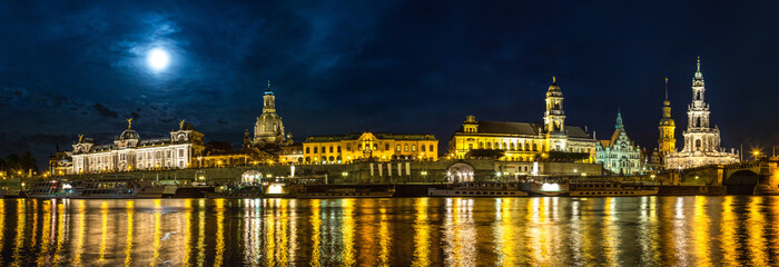 Fototapeta na wymiar Dresden in night