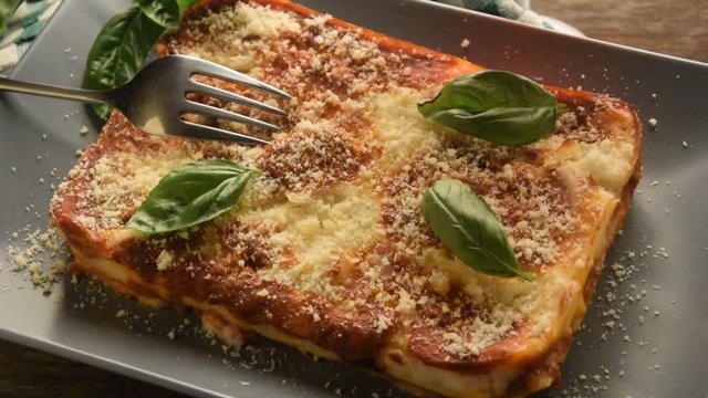 Lasagne Pasticcio Lasa&ntilde;a al horno Lasagnes Cucina italiana Italian לזניה cuisine ラザニア Լազանյա Лазанья लज़ान्या video sounding 千層麵 لازانيا