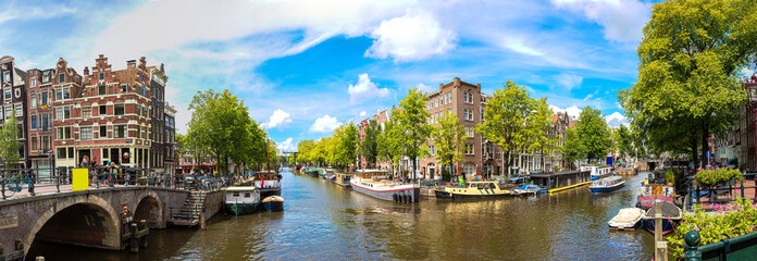 Fototapeta premium Kanał i most w Amsterdamie