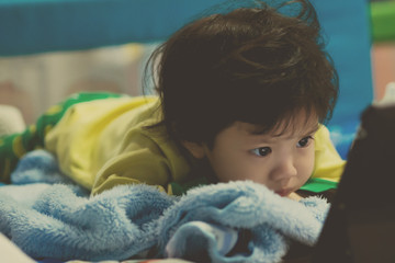Obraz premium asian chinese children playing smartphone