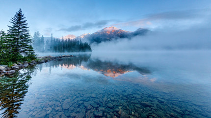 Foggy Sunrise at Pyramid Lake in Jasper, Alberta, Canada - obrazy, fototapety, plakaty
