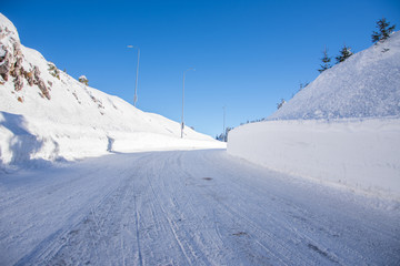 Fototapeta na wymiar Mountain road during the winter days