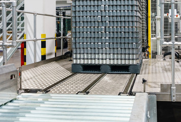 Canned food stacking on plastic pallet in Automated High/Low-level Depalletizer Machine