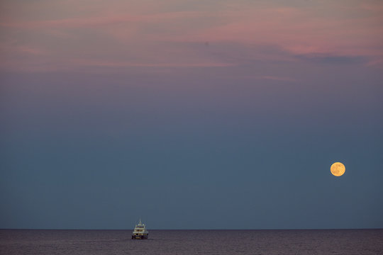 Romantischer Sonnenuntergang, Mond brennt am bunten Himmel