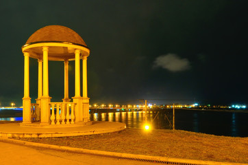 Obraz premium Perm russia, rotunda and benches on pavement in light lantern at night