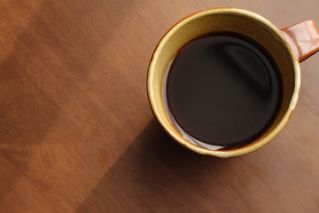 温かいコーヒーの入ったカップ