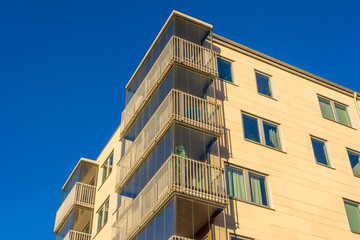 Fototapeta premium Nowoczesny budynek mieszkalny luksusowych budynków mieszkalnych Blue Sky Fasada domu