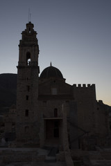 Iglesia cristiana en contraluz 