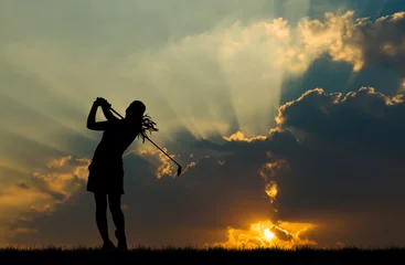 Photo sur Aluminium Golf silhouette golfer playing golf during beautiful sunset