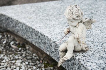 statue d'ange avec violon au cimetière