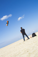 Sportlicher Mann hat Spaß beim Drachensteigen lassen / Kiten