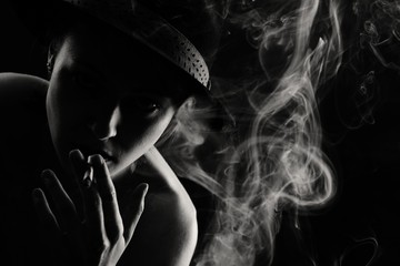 Junge Frau raucht eine Zigarette
