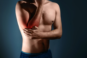 The man holds on to the knee, the pain in the knee