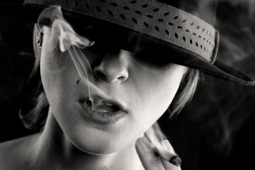 Junge Frau raucht eine Zigarette