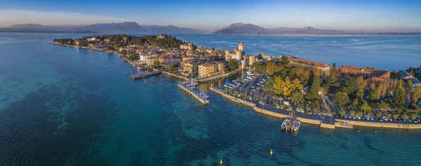 Veduta aerea sulla penisola di Sirmione sul lago di Garda