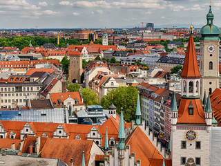 Fototapeta premium München Panorama altes Rathaus Isartor Stadtbild Viktualienmarkt Dom Frauenkirche alter Peter