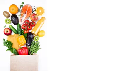 Poster Gezonde voeding achtergrond. Gezonde voeding in papieren zak vis, groenten en fruit op wit. Winkelen voedsel supermarkt concept. Lang formaat met kopieerruimte © missmimimina