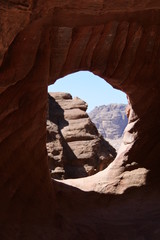 Felsenfenster im Sandstein in Petra in Jordanien