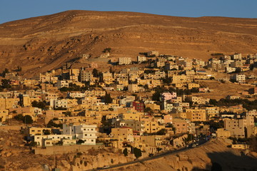 Der Ort Wadi Musa in der Abenddämmerung