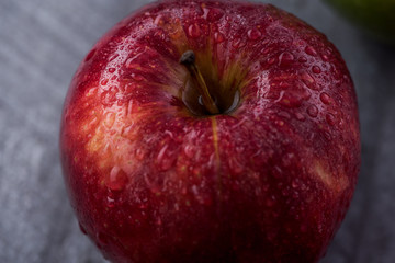Manzanas rojas y verdes en diferentes superficies con rocio y gotas de agua