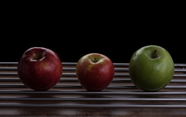 Manzanas rojas y verdes en diferentes superficies con rocio y gotas de agua
