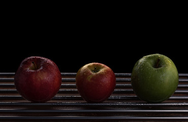 Manzanas rojas y verdes en diferentes superficies con rocio y gotas de agua