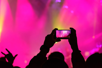 Concert visitor shoots video on a smartphone