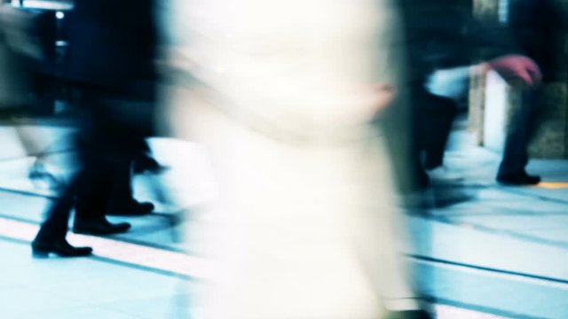 東京　丸の内　働く人々　ロースピード撮影　手ブレ　人ブレ　残像　冷たい都会感表現　グレーディング