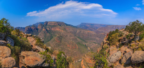Panoramaaufnahme vom Three Rondavels View Point im Blyde River Canyon tagsüber bei blauem Himmel fotografiert in Südafrika im September 2013