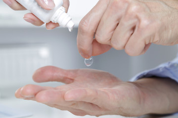 Szkła kontaktowe na dłoni. Pielęgnacja soczewek kontaktowych. 