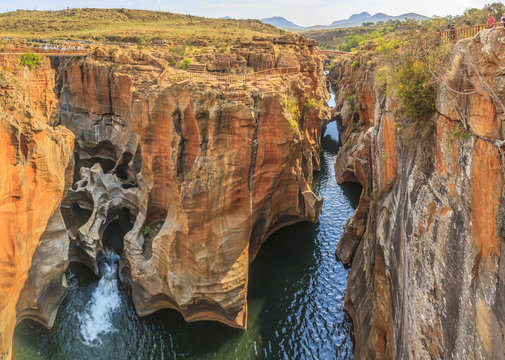 Aufnahme der Bourke Luck Potholes bei Tageslicht und blauem Himmel mir lockerer Bew&ouml;lkung fotografiert in S&uuml;dafrika im September 2013