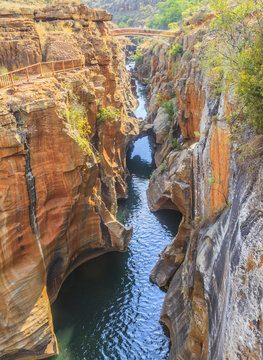 Aufnahme der Bourke Luck Potholes bei Tageslicht und blauem Himmel mir lockerer Bew&ouml;lkung fotografiert in S&uuml;dafrika im September 2013
