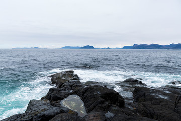 Rocas en la costa de Noruega