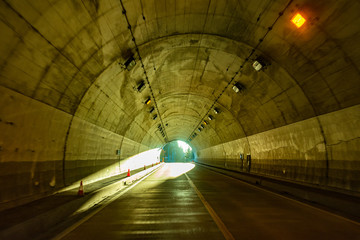 トンネル　出口　入口