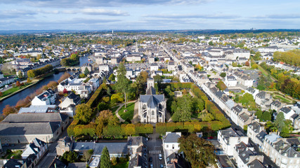 Photo aérienne de l'église Saint Joseph et du square Langlier, à Pontivy