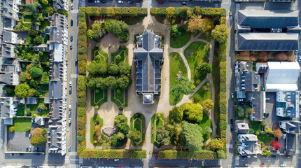 Vue aérienne de l'église Saint Joseph et du square Langlier, à Pontivy