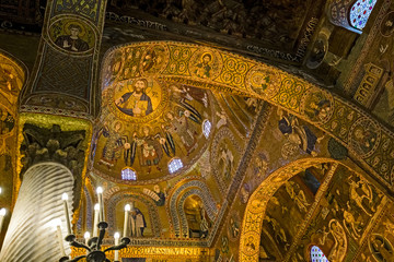 Fototapeta na wymiar Interior, decorated with beautiful mosaics Bizzantini, Palatina Chapel, Palazzo dei Normanni, Palermo, Italy.