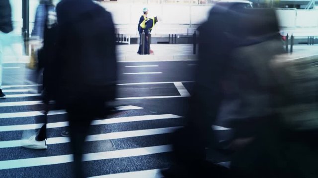 東京駅前　横断歩道　ロースピード撮影　手ブレ　人ブレ　残像　冷たい都会感情表現　グレーディング