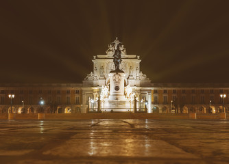 Obraz premium Triumphal Rua Augusta Arch and Statue of Dom Jose in Lisbon at night.