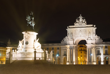 Obraz premium Triumphal Rua Augusta Arch and Statue of Dom Jose in Lisbon at night.
