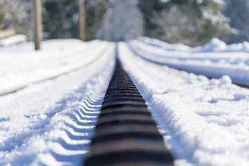 Winterliche Zahnradbahn in den Alpen