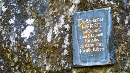 Psalm Schild in einer Felswand